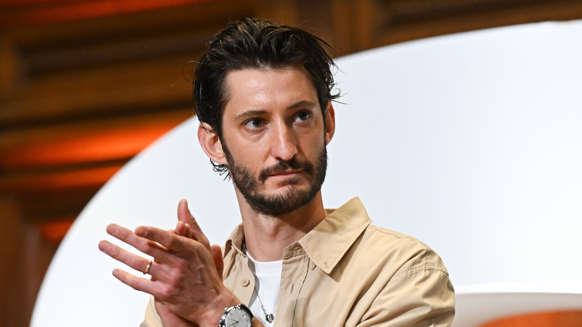 Pierre Niney Dans Gourou Les Premi res Images Du Film D voil es Pierre Niney Dans Gourou Les Premi res Images Du Film D voil es