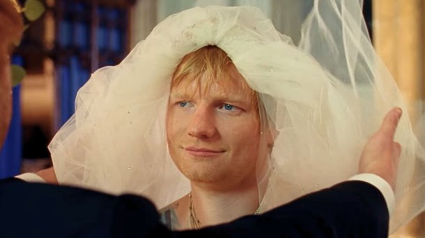 Ed Sheeran enfile une robe de mariée dans le clip de "A Little More"