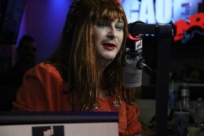 Lundi 9 Mars 2015 Cauet fête la journée de la femme