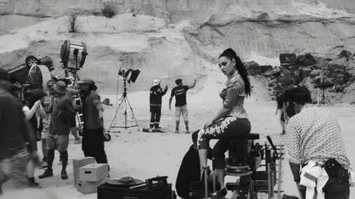 Charli XCX passe en mode "La Haine" avec Vincent Cassel dans le clip de "Camera"