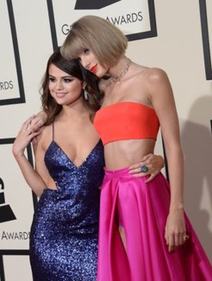 Selena Gomez et Taylor Swift sur le tapis rouge des Grammy Awards 2016