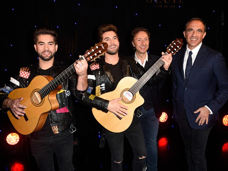 Kendji Girac, sa statue, Stéphane Bern et Nikos Aliagas au Musée Grévin