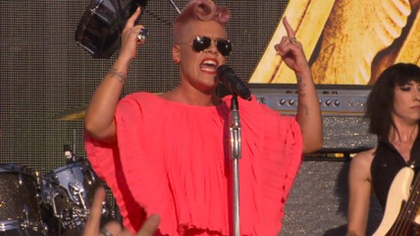 Pink son live exclu pour la Première d’ «Alice de l'autre côté du miroir»
