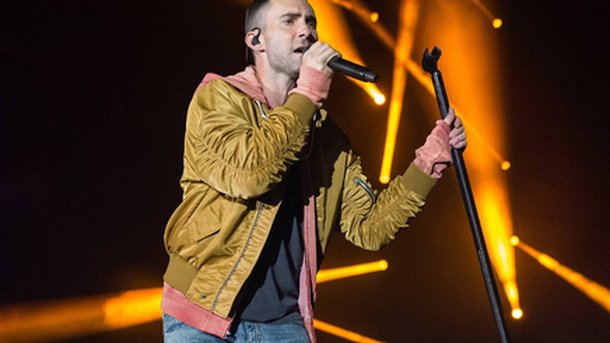 Adam Levine dévoile un nouveau tatouage de façon très sexy