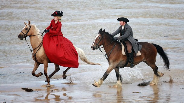 Outlander vs Poldark : le match des séries historiques
