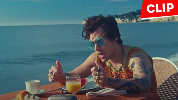 Harry Styles s'amuse sur une plage dans le clip de "Watermelon Sugar"