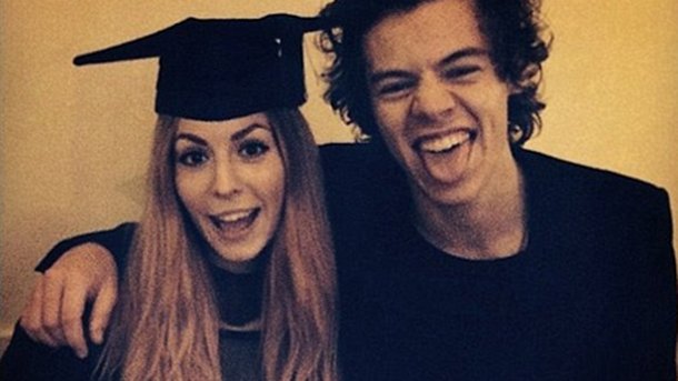 Harry Styles joue au frère protecteur et affiche sa soeur en plein rendez-vous!