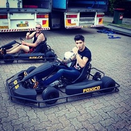 One Direction: Je ne bouge pas encore mais... vroooooom!!! 1DHQ x 