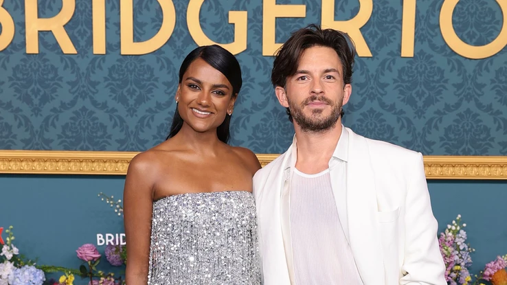 Simone Ashley et Jonathan Bailey pour "La Chronique des Bridgerton", 2024