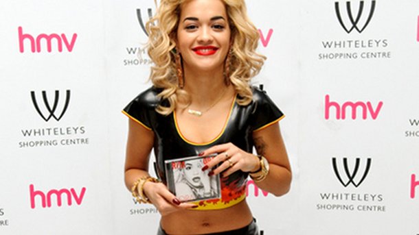 Calvin Harris et Rita Ora confirment leur relation !