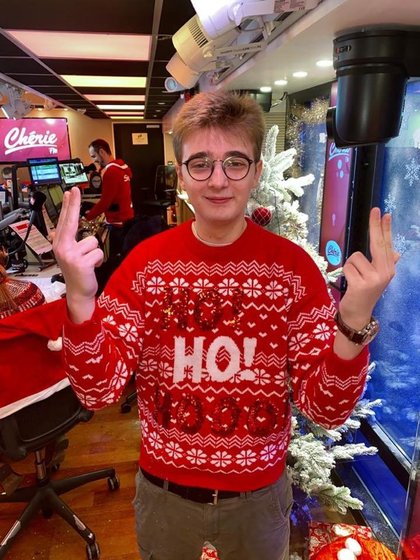 Nico le stagiaire et son pull de noël