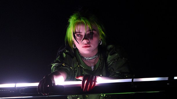 Billie Eilish dévoile l’intégralité de la vidéo de son strip-tease pour dénoncer le body shaming