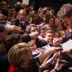 Petite séance de dédicaces improvisée lors du Concert Super Privé Chérie FM de Matt Pokora