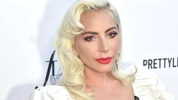 Lady Gaga débarque dans un bar par surprise pour reprendre les succès de Franck Sinatra