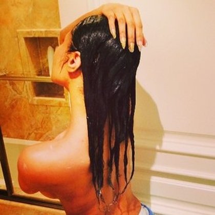 Nicki Minaj topless dans sa salle de bain !
