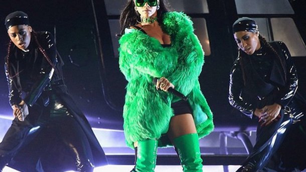Rihanna : elle arrive en hélicoptère sur scène!