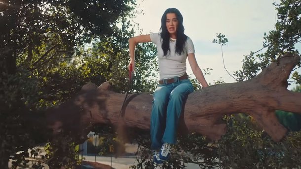 Katy Perry chante sa rupture amoureuse dans le clip "Bandaids"