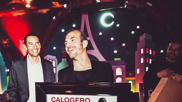 Calogero pose avec son disque de diamant!