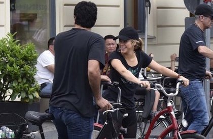 Shakira s'offre une balade en vélo avec Milan à Berlin