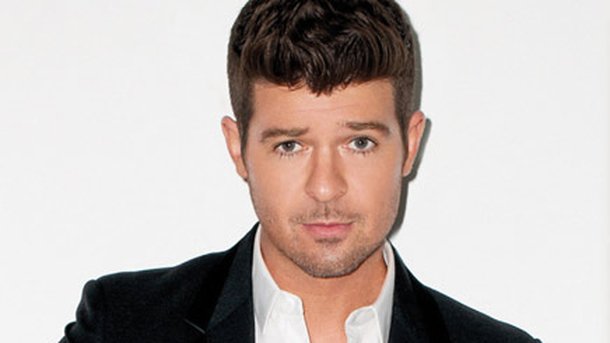 Robin Thicke et ses "fameuses" danseuses en live