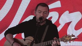 Antoine Elie interprète «La rose et l’armure» en live acoustique sur Chérie FM