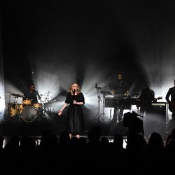 Adele sur scène - NRJ Music Awards 2015
