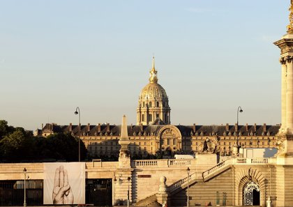Le signe de ralliement aux Invalides à Paris