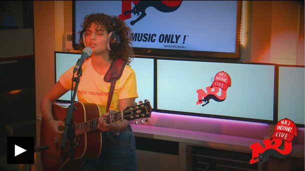Tal présente son  single «Mondial» dans l’Instant Live