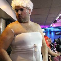 Lundi 9 Mars 2015 Cauet fête la journée de la femme
