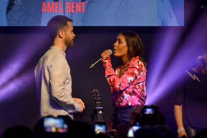 Amel Bent et Emmanuel Moire chantent "Je ne regrette rien" d'Edith Piaf en duo