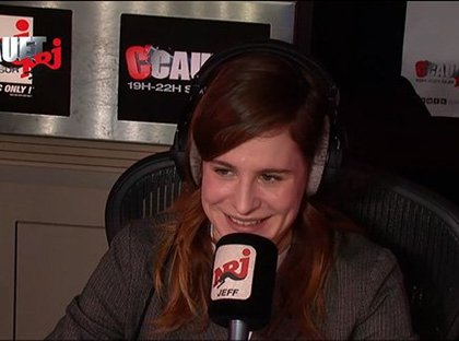 Christine And The Queens travestit l’équipe de « C’Cauet » sur NRJ!