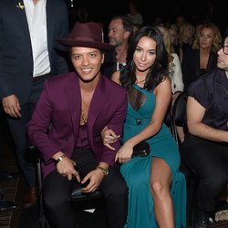 Bruno Mars et sa compagne Jessica Caban, à la 58e cérémonie des Grammy Awards en 2016