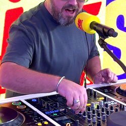 Alban Ivanov alias DJ Mes Couilles - Afterwork du rire sur Rire & Chansons - photo 2