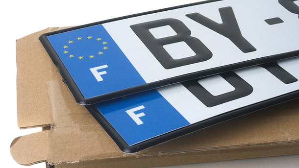 Le Top du Réveil Chérie : un garagiste fabrique une fausse plaque d'immatriculation pour se venger de son voisin