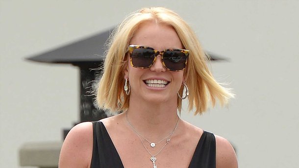 Les infos du Réveil Chérie : enceinte, Britney Spears pose nue avec son chien dans les bras