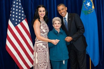 Laissez moi vous présenter la plus mignonne des photos qui aient jamais été prise: Moi, grand-mère et POTUS! Votez bien demain !