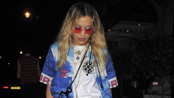 Rita Ora se défend contre les attaques sur son single «Girls»