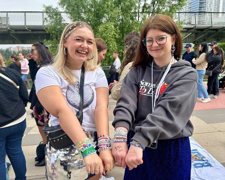 Fans de Taylor Swift sur le parvis de Paris La Defense Arena, jeudi 9 mai 2024