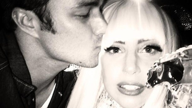 Lady Gaga: elle a giflé Taylor Kinney lors de leur premier baiser!