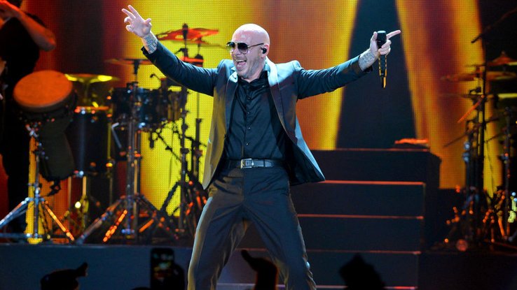 Pourquoi le rappeur Pitbull se fait appeler "Mr Worldwide" ?