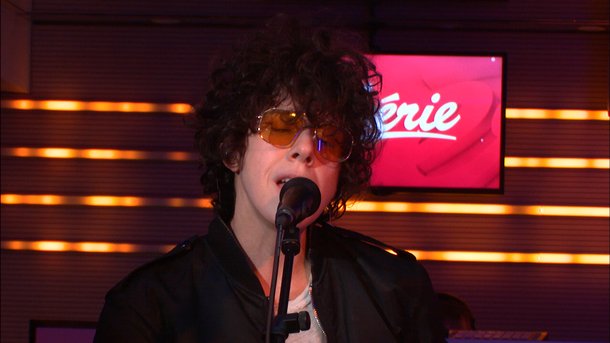LP interprète son nouveau single « Recovery » en live