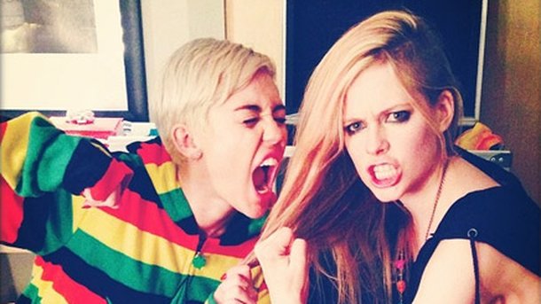 Miley Cyrus et Avril Lavigne se battent en backstage !