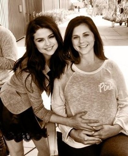 Selena Gomez: J'espère que toutes les incroyables mamans passent une supère journée! j'ai la meilleure maman du monde:))Je t'aime tellement! 