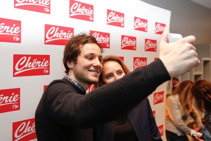 Vianney prend la pose sur Chérie FM