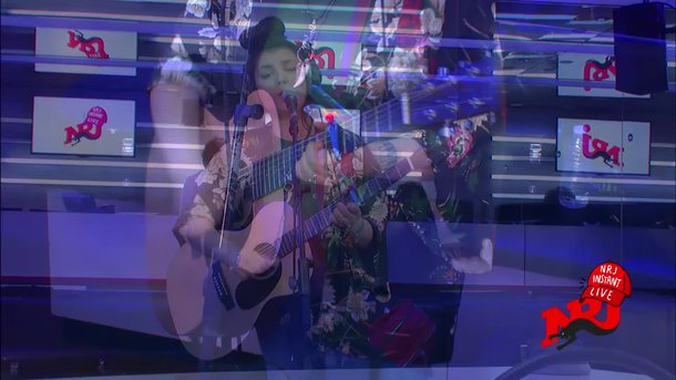 Hoshi chante "Ta Marinière" dans l'Instant Live de Double F