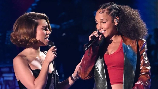 Alicia Keys et Raye en duo surprise sur "Fallin’"
