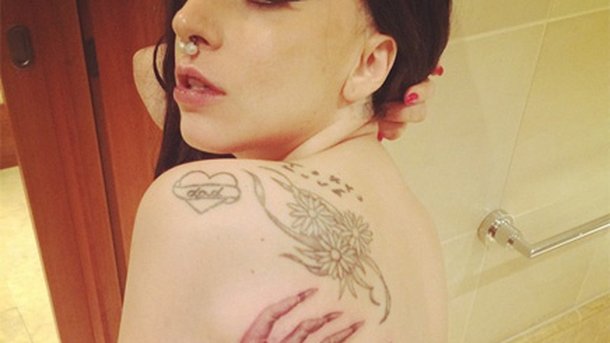 Lady Gaga : dénudée chez son tatoueur!