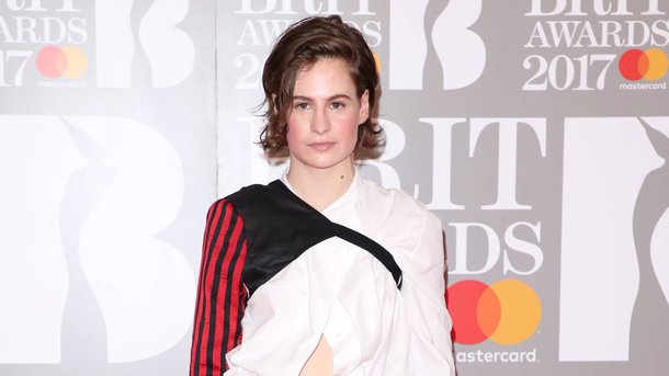 Christine and the Queens revient dès demain avec son nouveau single "Damn, Dis-Moi"