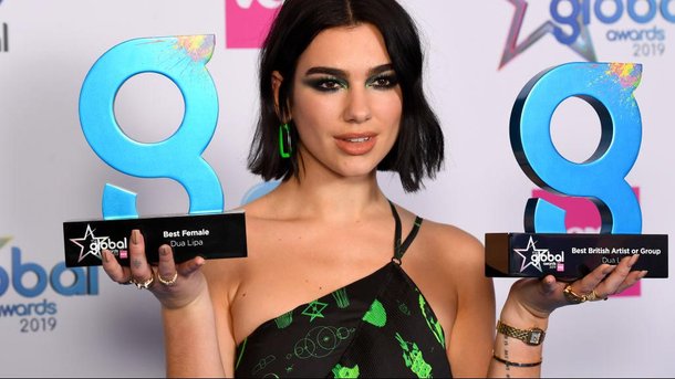 Dua Lipa: zoom sur ses tenus les plus excentriques lors des cérémonies!