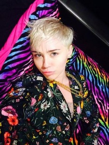 Miley Cyrus: #robelife meets #vintageguccilife meets #psychedelicwallyworldbedsheetslife meets #buslife meets #tourlife#selfie